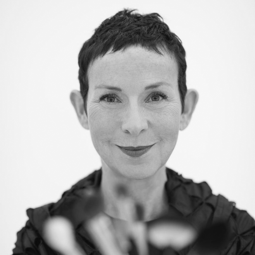 Potrait von Iris Martin mit Pinseln in der Hand