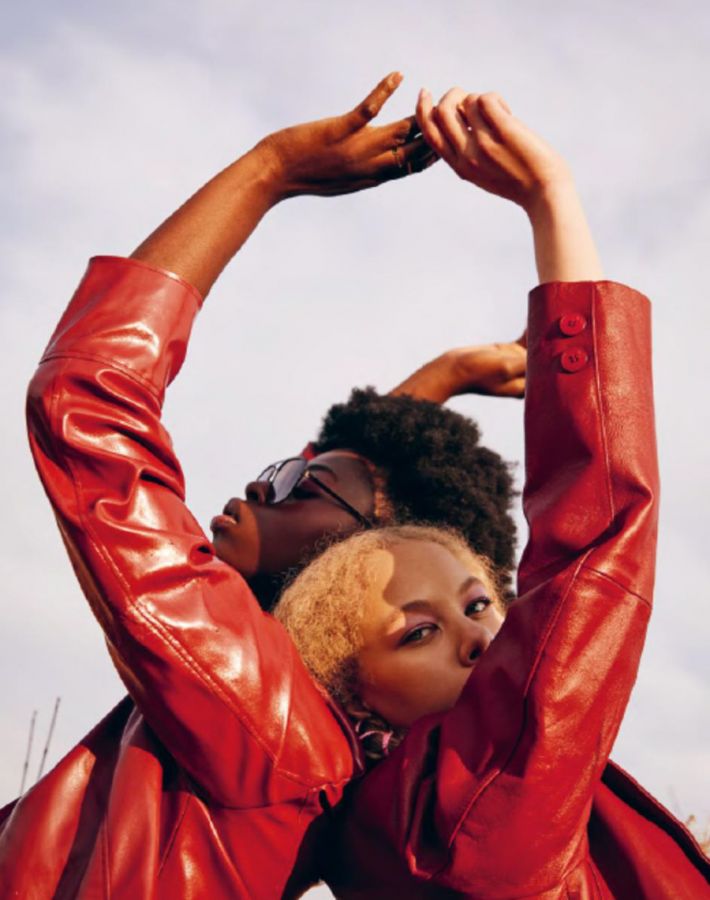 Zwei Menschen in roten Jacken, die Nähe, Verbindung und Ausdruck durch Bewegung zeigen