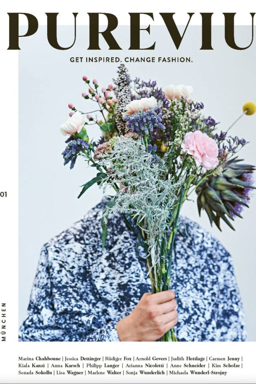 Person hält einen Blumenstrauß vor dem Gesicht, Magazincover mit floraler Komposition